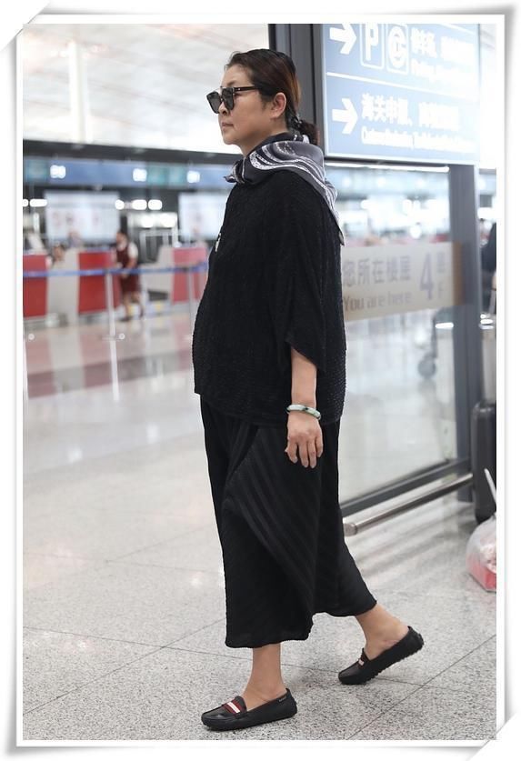 倪萍不服老!大热天穿一件9分毛裤走机场，网友:59岁也疯狂?
