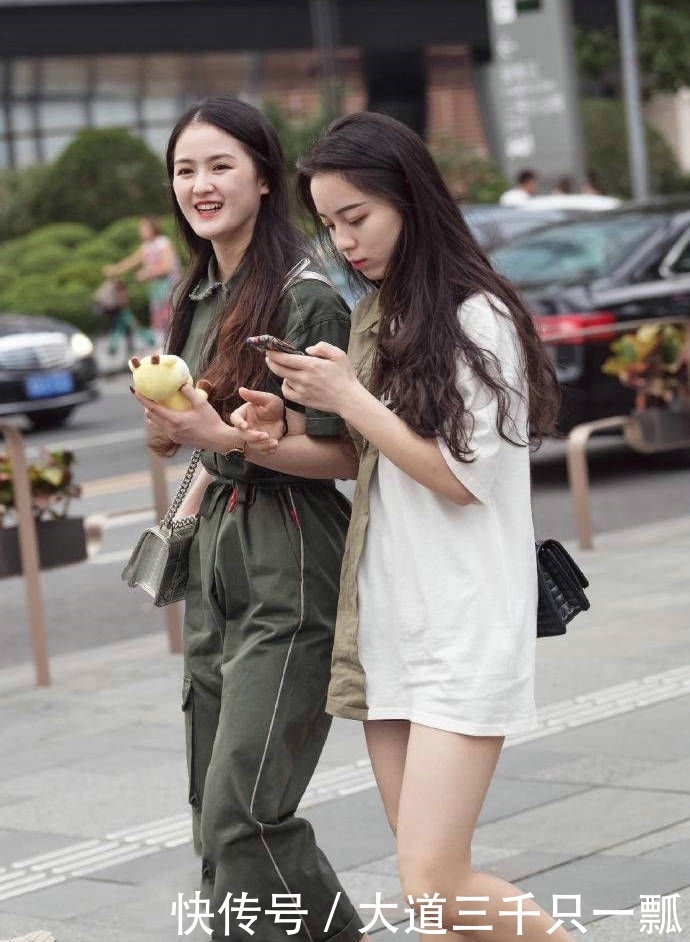  [皮肤]美女的皮肤非常透亮，粉色的镂空吊带衫清新唯美