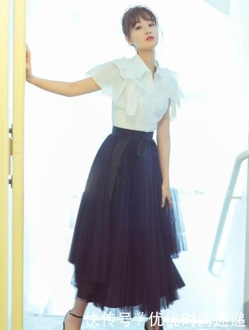 蓝盈莹穿“康熙鞋”超模范立显！袜子套在鞋子外面，脚趾都看得到