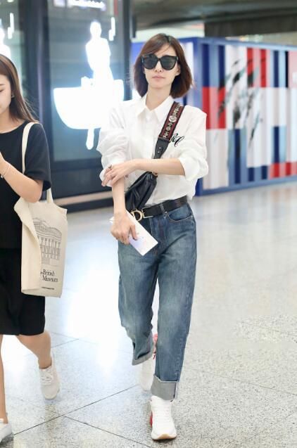 王丽坤白衬牛仔裤，却带了条像10年前的皮带，网友:林更新好眼光