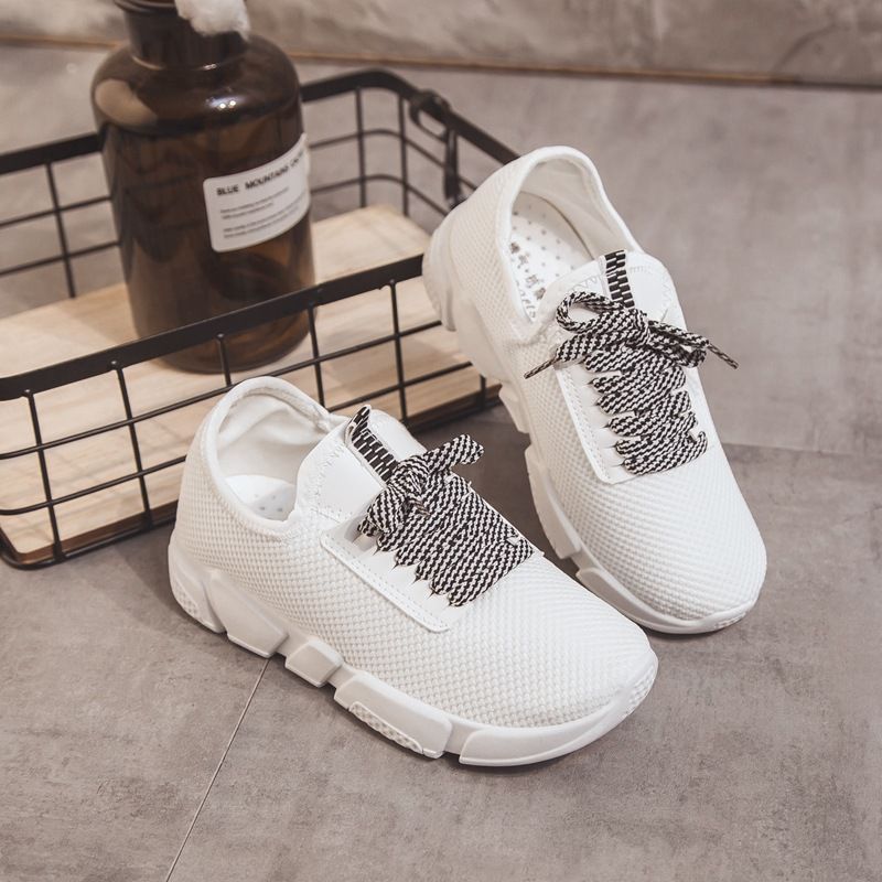 越来越多女人不穿凉鞋，穿新上女鞋，展现年轻活力