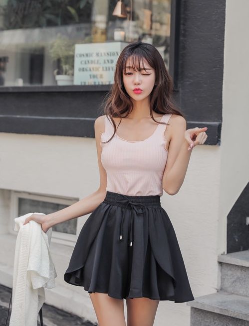 街拍 黑色短裙美女，丰腴身材，天使容貌！