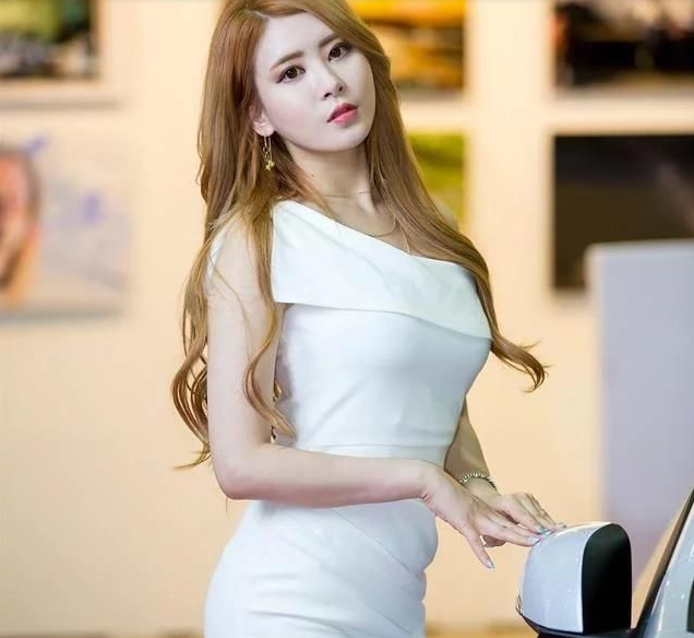 街拍：身材丰腴性感妩媚的小姐姐，穿着妖娆完美凸显女性独有韵味