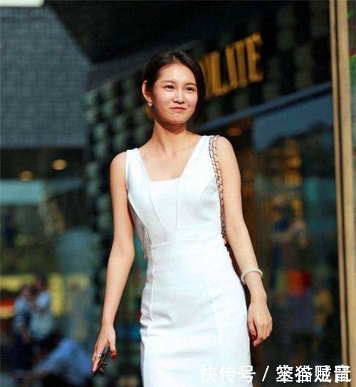  『带笑』街拍：美女白色穿修身短裙，身姿曼妙，眉眼带笑