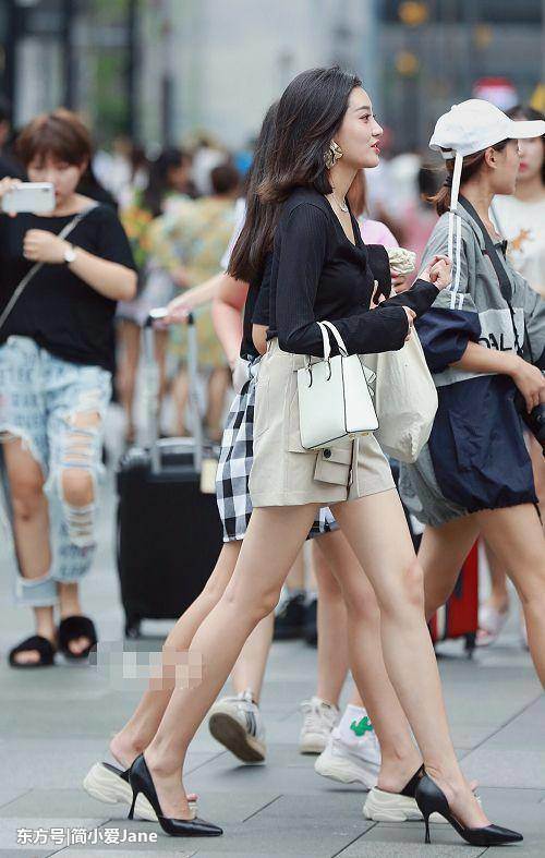 街拍：美女们穿短裤上街，自带“ps效果”的大长腿，让人羡慕！