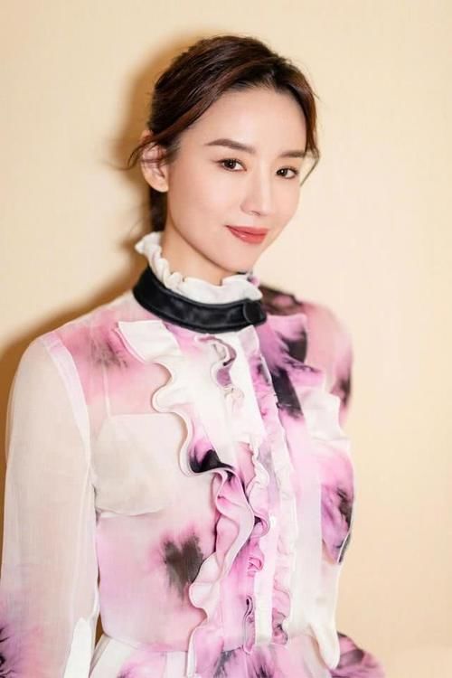 气质女神■蝴蝶骨美到令人窒息，董洁是魔鬼身材？一袭印花露背长裙性感优雅