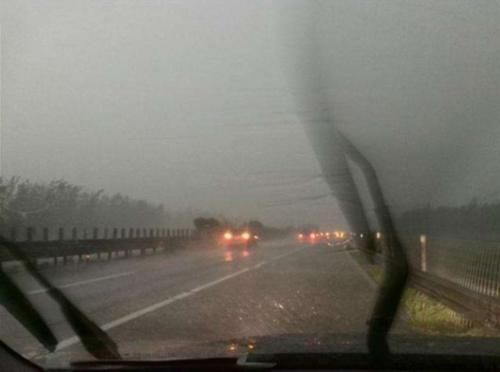  「开错」跑高速时，突然遇到大暴雨该开雾灯还是双闪？开错危险