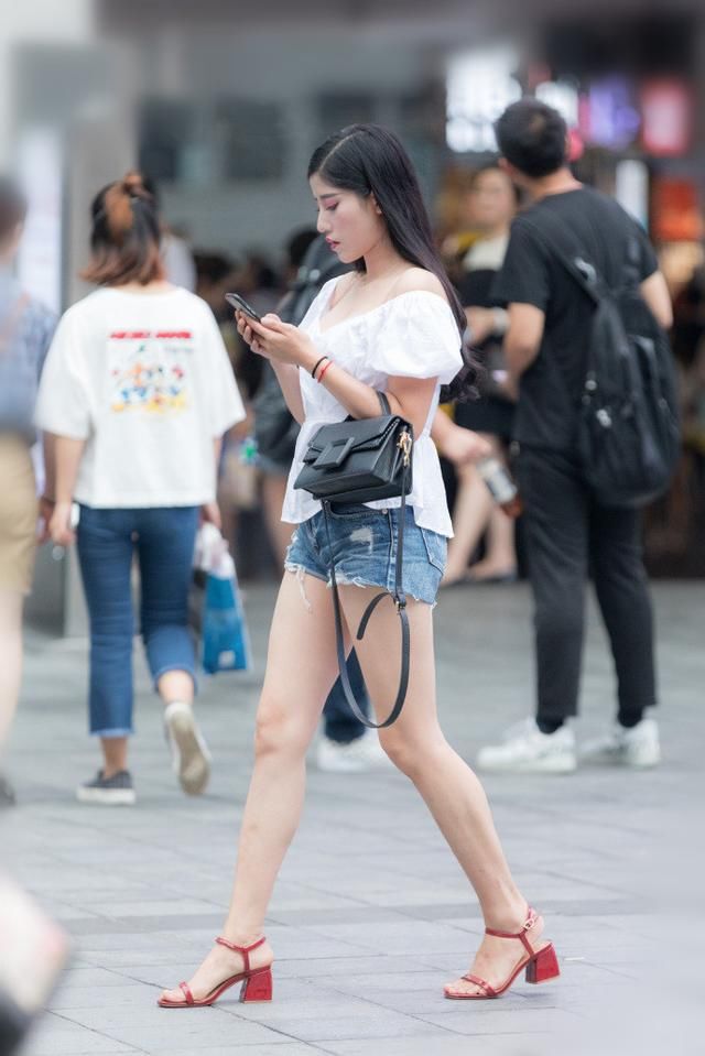 街拍，潮范十足的时尚穿搭示范，让你尽显小女人的韵味!