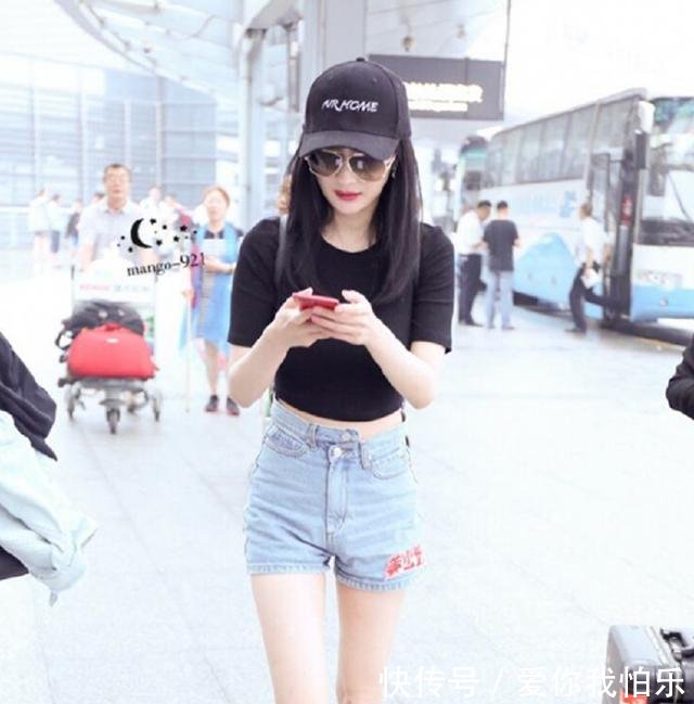 杨幂太拼了，裙子短到坐下都不方面，网友真是满屏的尴尬！