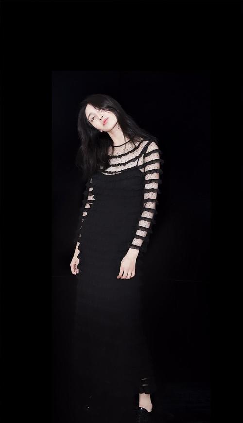 王紫璇花衬衫配白阔腿裤气场2米，大长腿吸睛，刘雯都要压不住了