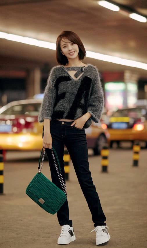 佟丽娅背着“毛衣包”拍照，这是自己的编织的？简直太好看了