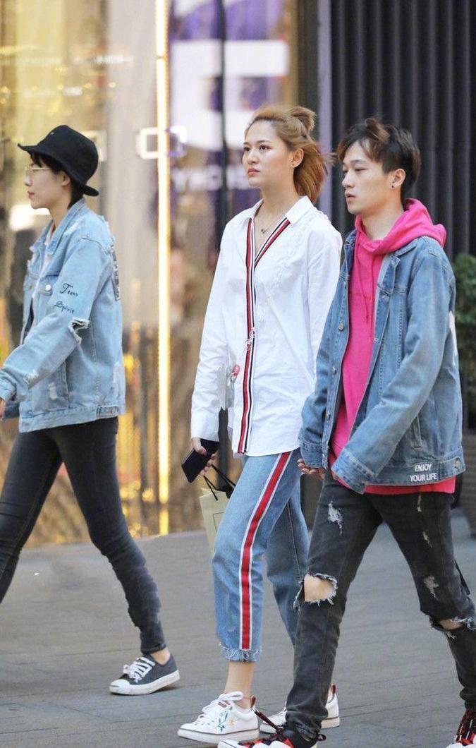 大长腿+马甲线, 美女一身极简配色健康风look慵懒自然