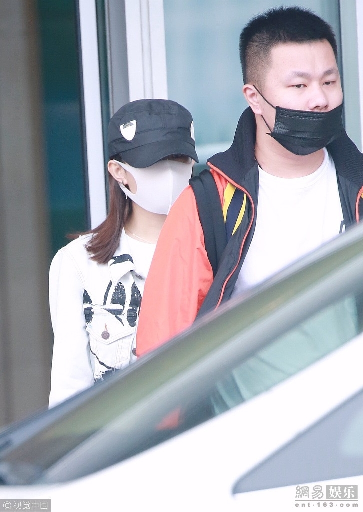 赵丽颖怀孕传言后再现身，刻意穿紧身衣？肚子真是一目了然