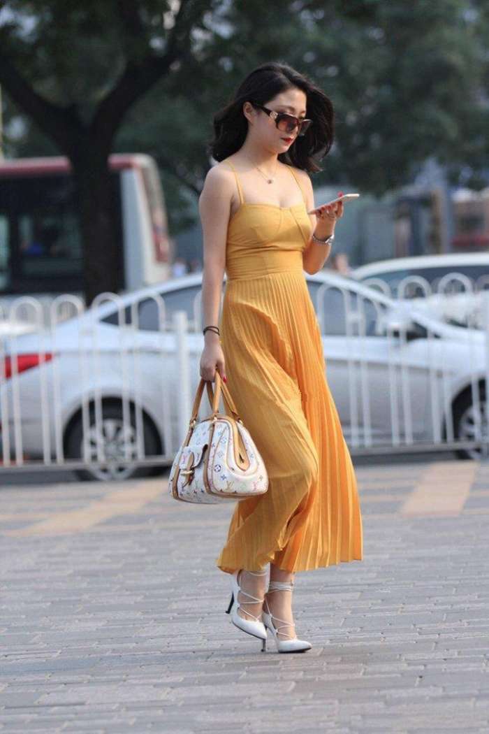 成熟女人穿上吊带裙, 瞬间清爽时尚起来, 释放十足女人味