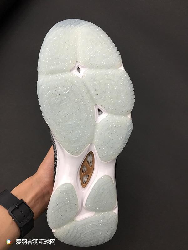 “潮”出天际!李宁Ranger“变色龙”2.0测评