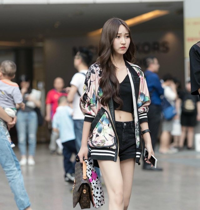 重庆街拍美女, 山城北城天街的美腿美女