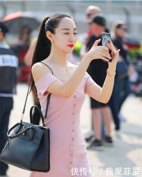  小美女|街拍：身材高挑的小美女，穿粉色露肩短裙，很美哦
