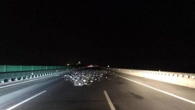  「高速」晚上在高速公路开车能开近光灯吗？老司机：看完你就明