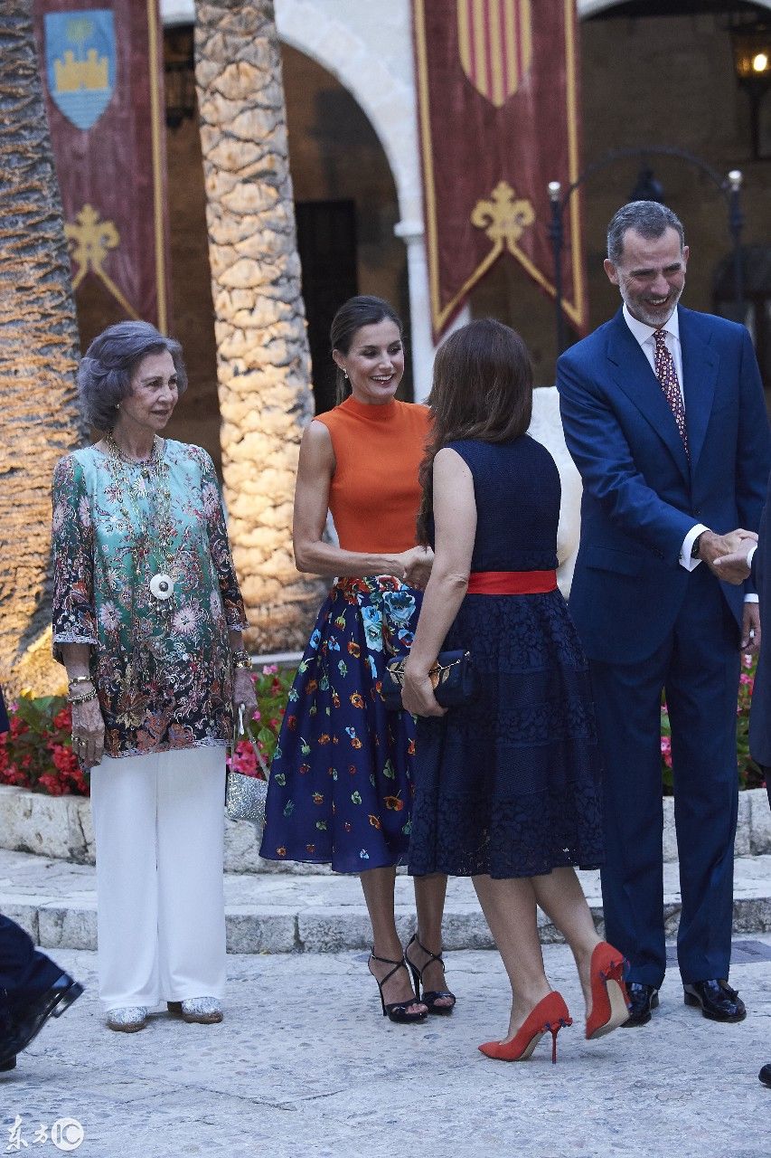 西班牙王后举办晚宴,束发之后气质大变,网友:更有王后魅力了