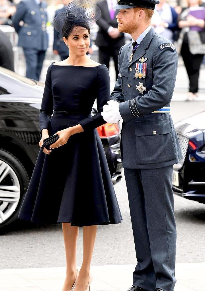 凯特王妃袭连衣裙亮相空军“百年纪念日”! 查尔斯夫妇秀大恩爱!