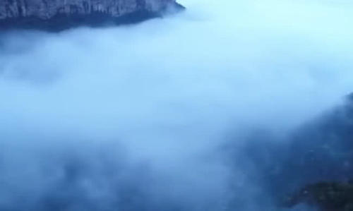 中国最“危险”的村庄：四周都是悬崖峭壁，出门只能用铁笼子