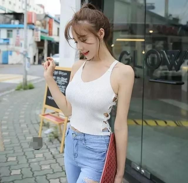 精致搭配的牛仔裤美女，上身特别洋气，潮感十足!