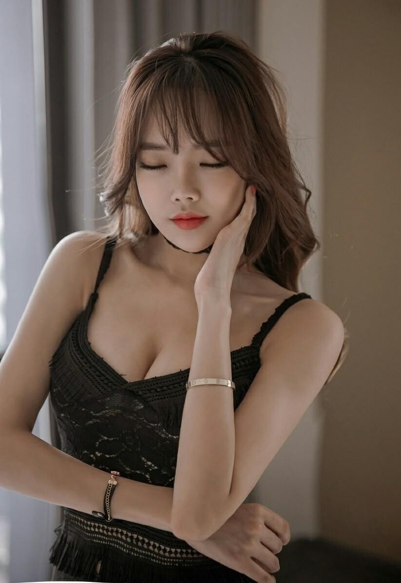 身材高挑美女穿低胸蕾丝裙若隐若现，美腿翘臀巨养眼！