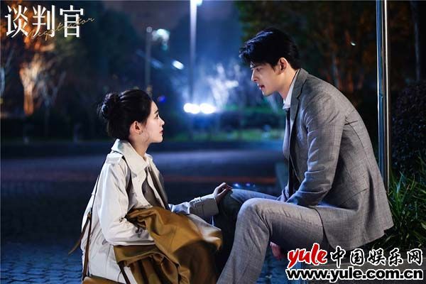 《谈判官》收视飘红曝双人海报 杨幂黄子韬暖