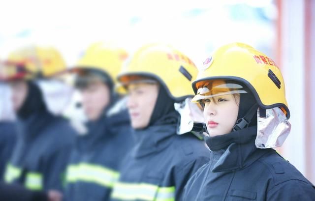 杨紫参加综艺节目,化身消防女兵