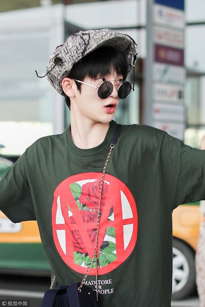 穿的裙子？周震南腰系黑衣给人错觉  过马路大手一挥护粉丝男友力