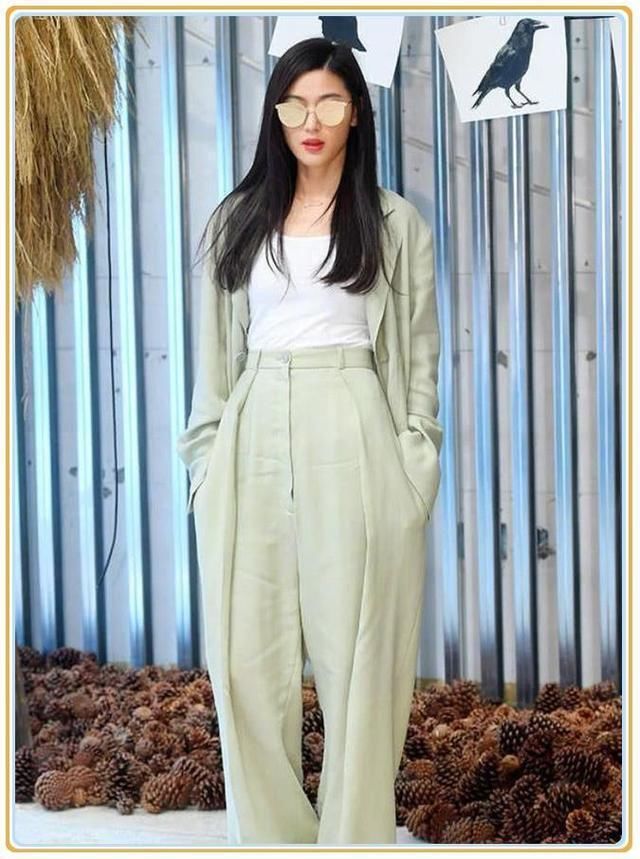 当何穗和全智贤同穿绿色阔腿裤,才知道超模腿和明星腿差距有多大