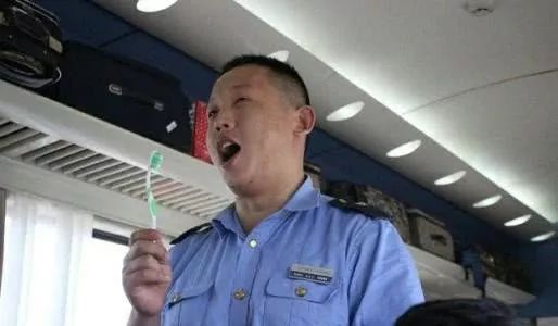 火车上“卖货”的人是哪儿来的?乘务员道出实情,乘客很反感!