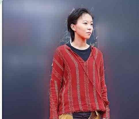 王菲女儿出席活动！奇葩裤子不伦不类，网友这也是时尚？