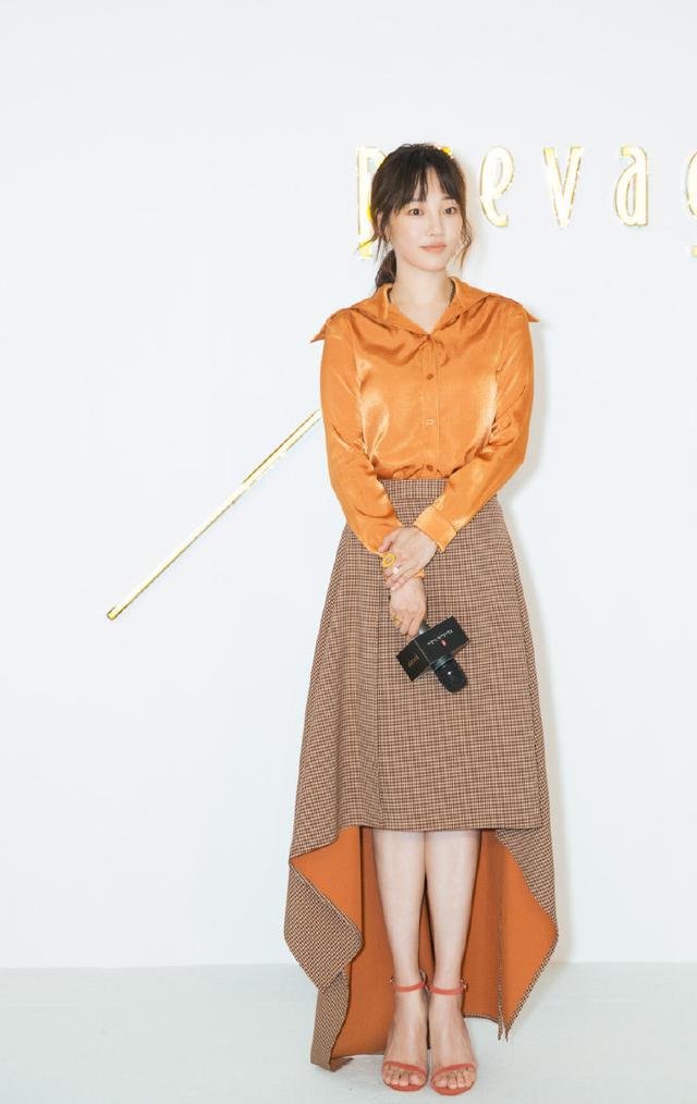 34岁白百何再次现身，白衬衫搭配牛仔裤亮相活动，大妈秒变少女