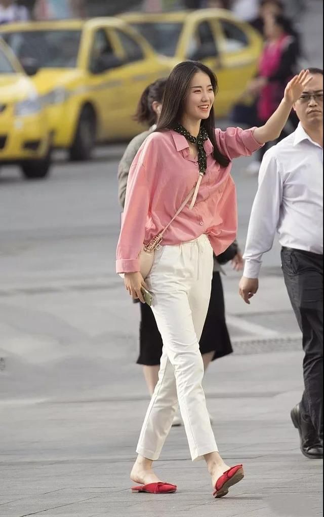 街拍，精致的妆容与时尚潮流的穿搭，打造出不一样的时尚美