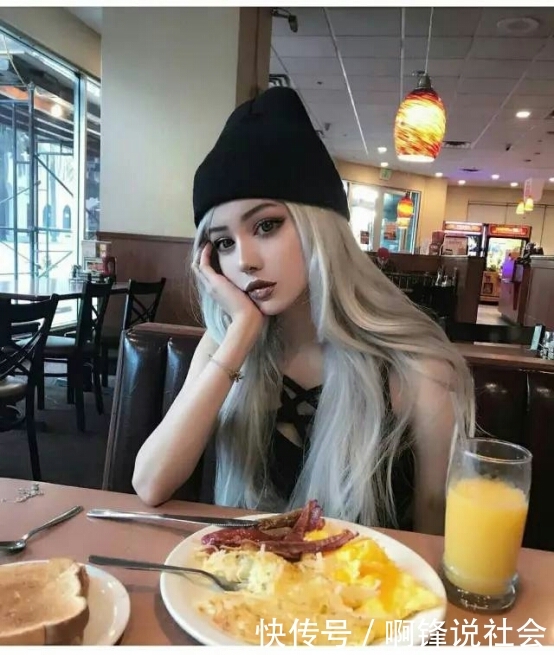 女孩出门化妆后特别像芭比娃娃，素颜长成这样子