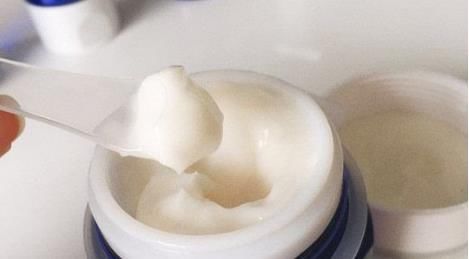  [乳液]离职柜姐透露：摒弃网红“废物”化妆品，别再花冤枉钱了