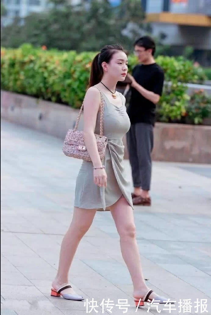 甜美小姐姐吊带连衣裙，肤如凝脂非常皙白，傲人的上围很有女人味