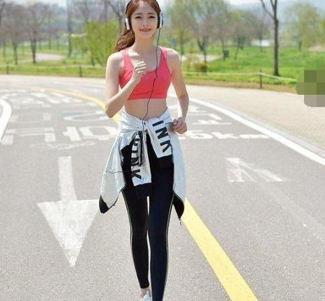 穿打底裤显得十分干净利落,搭配显得活力十足!