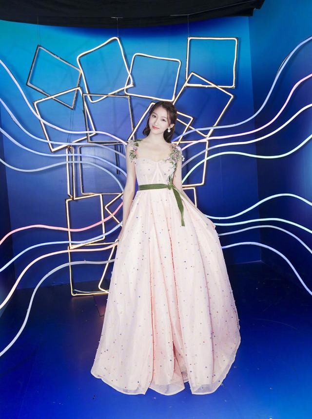 大家有没有被她这一身打扮吸引到？