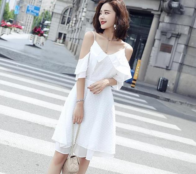 吊带连衣裙穿在身上,让你上街时髦出众,回头率百分之一万!