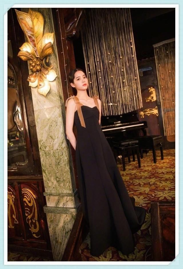 成年后的欧阳娜娜越来越敢穿!一身黑色礼服尽显曼妙身姿,美炸了