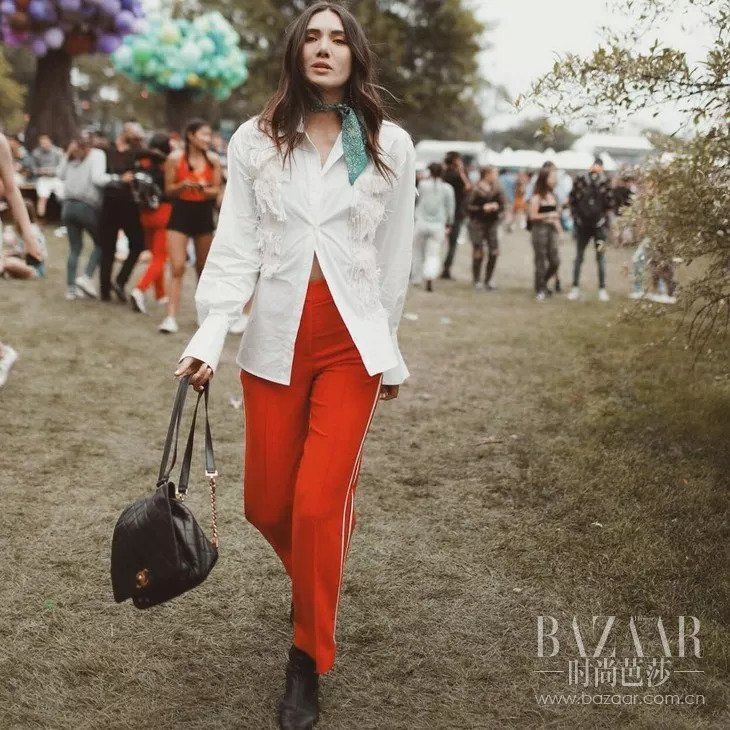 今年的秋冬流行色很吉利，还没到过年就要红火起来!