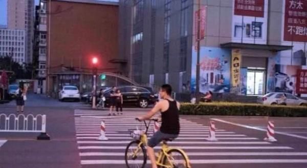 新版“红绿灯”已经启用，车主快被整哭了，车主：1天能扣12分