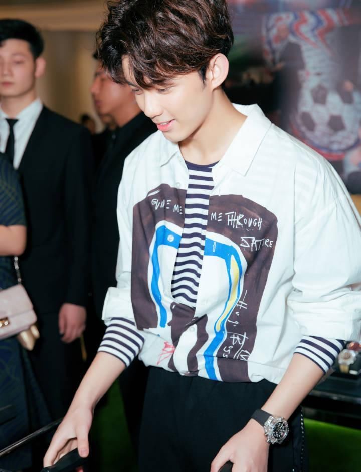 看吴磊这枚小鲜肉的穿搭，我也想要这么穿，同意的举手