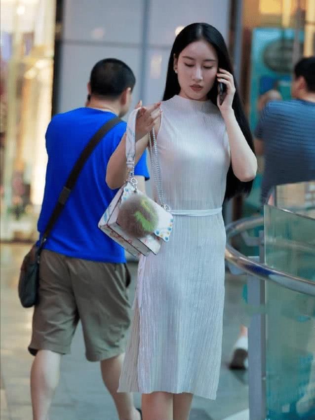  「设计」秘书表姐穿开衩裙，太美了，这让她备受宠爱