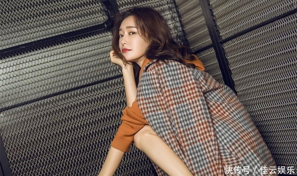 被秦岚的气质给惊艳到了! 穿白色西装很干练, 网友: 够时髦