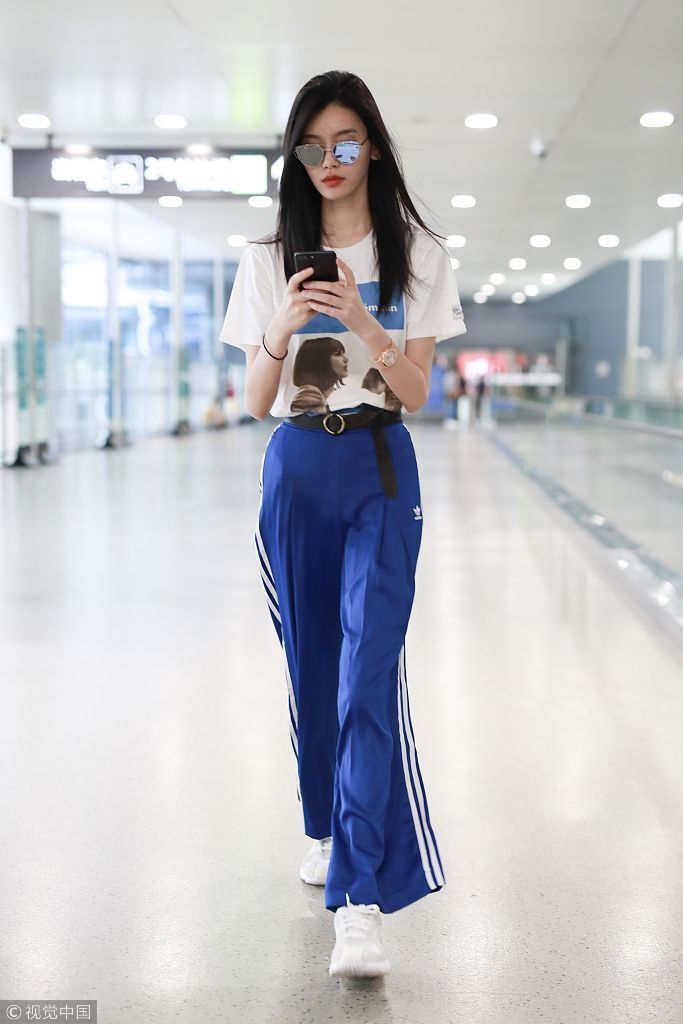 瘦成闪电！奚梦瑶身高178体重不过百减肥成功 纤腰配长腿走路生风