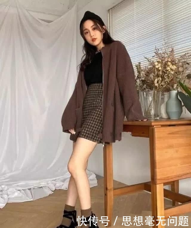  [紧身裤]建议小个子女生：别总穿棉服＋紧身裤，2020流行这样穿很显高