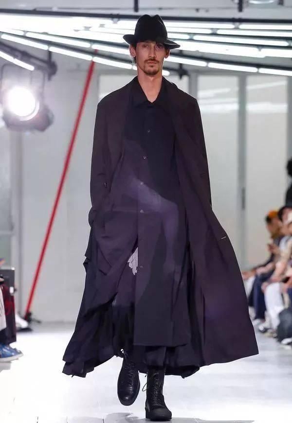 时装秀:Yohji Yamamoto 2020 春夏时装秀:山本耀司的黑色诗意想象